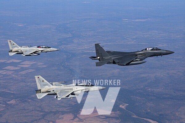 피치블랙 훈련에 참가한 한국 공군 F-15K와 필리핀 공군 FA-50PH가 24년 8월 31일 호주 다윈기지 상공에서 우정비행을 하고 있다.