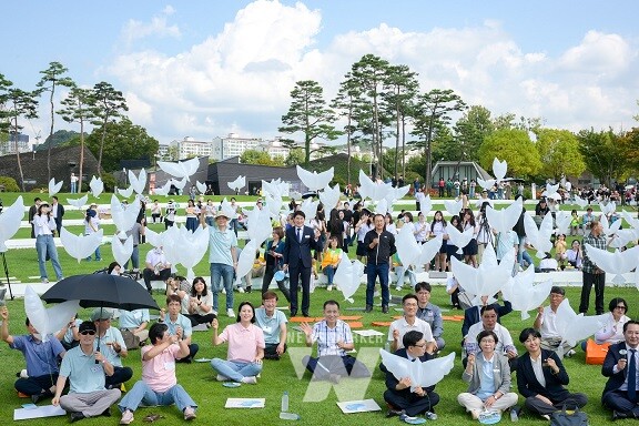 친환경 비둘기 풍선 날리기 퍼포먼스