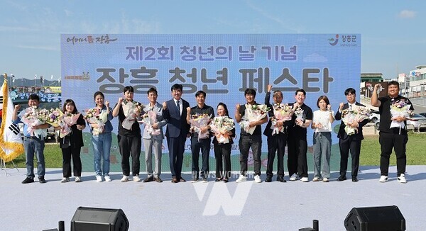 장흥군이 27일 탐진강 수변 공원에서 장흥군 청년의 날을 기념하여 ‘2024 장흥 청년 페스타’를 개최했다