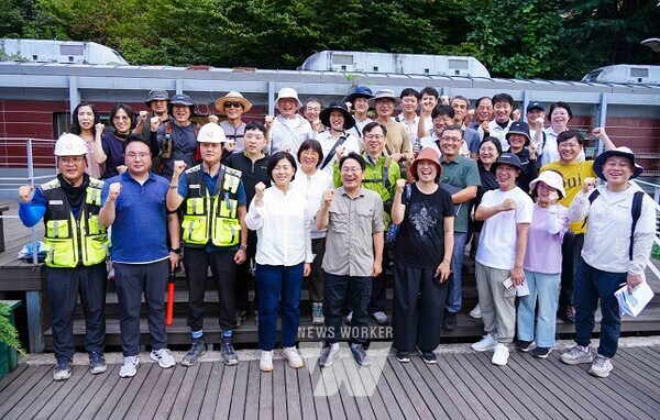 강기정 광주광역시장이 28일 도시철도 2호선 1단계 구간과 연계한 대·자·보(대중교통·자전거·보행 중심) 도시 실현을 위해 박필순·최지현 광주시의회 의원, 시민단체, 관계공무원 등과 서구 한국은행사거리-동구 옛 남광주역 푸른길 기차도서관 구간에 대한 현장답사를 마친 뒤 참석자들과 기념촬영을 하고 있다./광주광역시 제공