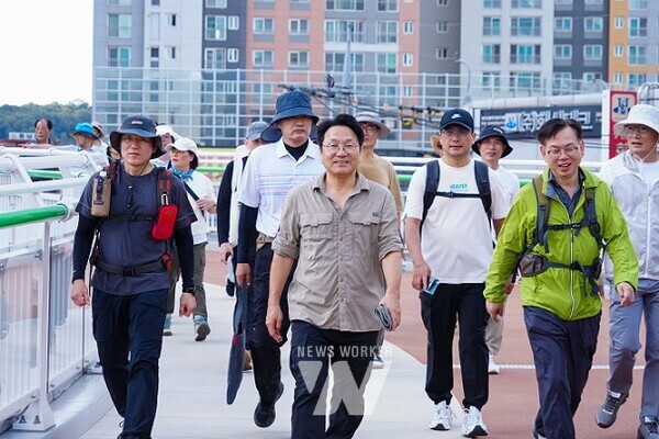 강기정 광주광역시장이 28일 도시철도 2호선 1단계 구간과 연계한 대·자·보(대중교통·자전거·보행 중심) 도시 실현을 위해 박필순·최지현 광주시의회 의원, 시민단체, 관계공무원 등과 남구 백운광장 푸른길 브릿지를 걷고 있다./광주광역시 제공