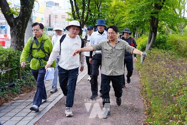 강기정 광주광역시장이 28일 도시철도 2호선 1단계 구간과 연계한 대·자·보(대중교통·자전거·보행 중심) 도시 실현을 위해 박필순·최지현 광주시의회 의원, 시민단체, 관계공무원 등과 남구 푸른길공원 일대 현장답사를 벌이고 있다./광주광역시 제공