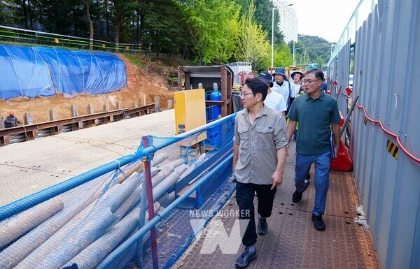 강기정 광주광역시장이 28일 도시철도 2호선 1단계 구간과 연계한 대·자·보(대중교통·자전거·보행 중심) 도시 실현을 위해 박필순·최지현 광주시의회 의원, 시민단체, 관계공무원 등과 서구 풍금사거리-월드컵경기장사거리 현장답사를 벌이고 있다./광주광역시 제공