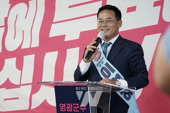 이석하 진보당 영광군수 후보가 선거사무소 개소식에서 인사말을 하고 있다.