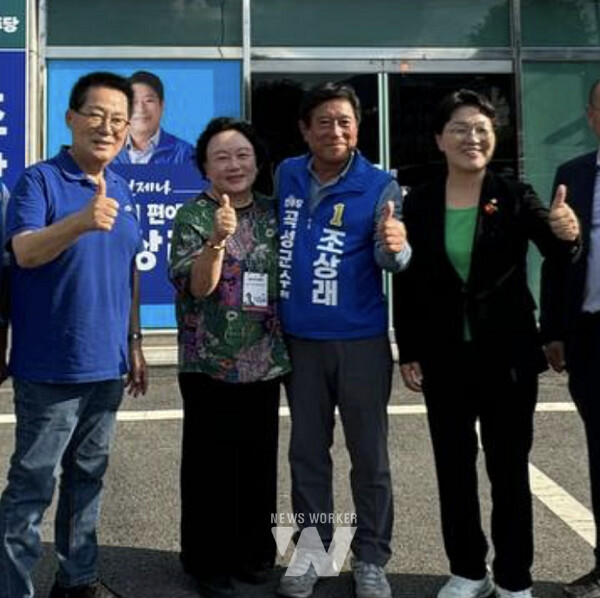 조상래 곡성군수 후보가 부인과 함께 기호 1번 엄지척을 하고 있다.(왼쪽 박지원 국회의원과 오른쪽 권향엽 국회의원)