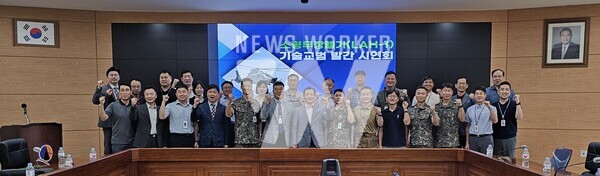 KAI IPS체계실 이정훈 실장(중앙왼쪽)과 육군교육사 안용운 교리임무형지휘발전처장(중앙오른쪽)이 기념사진을 찍고 있다.