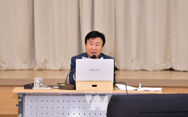 정기명 여수시장은 지난 27일 월간업무계획 보고회에서 내년도 본예산 편성, 섬박람회 자원봉사 종합계획 수립, 축제 안전관리 철저 등을 당부했다.