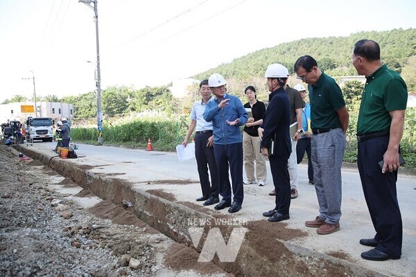 강진원 군수가 지난 9월 27일 서문마을 공사 현장을 방문해, 관계자들로부터 설명을 듣고 있다.