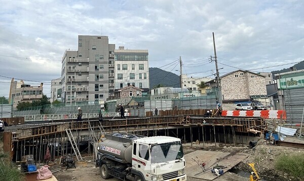 나주천 생태물길 복원사업 추진에 따른 남내1새마을교 재가설 공사 현장. (사진제공-나주시)