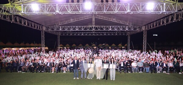 보성군, ‘제1회 녹차수도 보성 다 청년 페스티벌’ 환호 속 성료_ 27일 보성 공설운동장에서 ‘제1회 녹차수도 보성 다 청년 페스티벌’이 성대하게 개막했다1-2. 보성군, ‘제1회 녹차수도 보성 다 청년 페스티벌’ 환호 속 성료_ 27일 보성 공설운동장에서 ‘제1회 녹차수도 보성 다 청년 페스티벌’이 성대하게 개막했다1-3. 보성군, ‘제1회 녹차수도 보성 다 청년 페스티벌’ 환호 속 성료_ 27일 보성 공설운동장에서 ‘제1회 녹차수도 보성 다 청년 페스티벌’이 성대하게 개막했다1-4. 보성군, ‘제1회 녹차수도 보성 다 청년 페스티벌’ 환호 속 성료_ 27일 ‘제1회 녹차수도 보성 다 청년 페스티벌’개회 선언을 알렸다_(사진 김철우 군수 오른쪽 다문화 대표 선서 도티투이, 문금주 국회의원,보성군 김경열 의장, 김철우 군수 왼쪽 청년대표 보성청년회의소 강보현회장, 학생대표 조민아 학생)1-5. 보성군, ‘제1회 녹차수도 보성 다 청년 페스티벌’ 환호 속 성료_ 27일 보성 공설운동장에서 아이, 청소년, 청년, 다문화가족이 함께 ‘제1회 녹차수도 보성 다 청년 페스티벌’ 성공 개최를 위한 개막 퍼포먼스를 하고 있다1-6. 보성군, ‘제1회 녹차수도 보성 다 청년 페스티벌’ 환호 속 성료_ 27일 보성 공설운동장에서 아이, 청소년, 청년, 다문화가족이 함께 ‘제1회 녹차수도 보성 다 청년 페스티벌’ 성공 개최를 위한 개막 퍼포먼스를 하고 있다1-7. 보성군, ‘제1회 녹차수도 보성 다 청년 페스티벌’ 환호 속 성료_ 27일 ‘제1회 녹차수도 보성 다 청년 페스티벌’의 성공 개최를 알리는 ‘뉴트로 콘서트’가 관중들의 열띤 환호와 뜨거운 박수갈채 속에 진행되고 있다.1-8. 보성군, ‘제1회 녹차수도 보성 다 청년 페스티벌’ 환호 속 성료_ ‘대학가요제 리턴즈’수상자들과 함께 파이팅을 외치고 있다