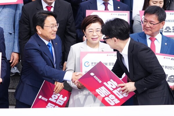 강기정 광주광역시장이 30일 오전 서울 국회본관 앞 계단에서 열린 '국민의힘 호남동행 특별위원회 발대식'에 참석해 한동훈 국민의힘 대표와 인사를 나누고 있다./광주광역시 제공강기정 광주광역시장이 30일 오전 서울 국회본관 앞 계단에서 열린 '국민의힘 호남동행 특별위원회 발대식'에 참석해 인사말을 하고 있다./광주광역시 제공강기정 광주광역시장이 30일 오전 서울 국회본관 앞 계단에서 열린 '국민의힘 호남동행 특별위원회 발대식'에 참석해 한동훈 국민의힘 대표 및 국회의원, 김영록 전남도지사, 김관영 전북도지사 등과
