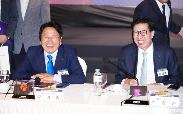 영호남 시도지사 협력회의(의장 박완수 경남도지사)는 30일 서울 FKI(한국경제인협회)타워 컨퍼런스센터에서 영호남 8개 시도지사와 지역구 국회의원들을 초청해 상생협력 회의를 개최했다. (왼쪽 강기정 광주광역시장, 오른쪽 박형준 부산광역시장)