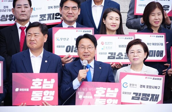 강기정 광주광역시장이 30일 오전 서울 국회본관 앞 계단에서 열린 '국민의힘 호남동행 특별위원회 발대식'에 참석해 한동훈 국민의힘 대표와 인사를 나누고 있다./광주광역시 제공강기정 광주광역시장이 30일 오전 서울 국회본관 앞 계단에서 열린 '국민의힘 호남동행 특별위원회 발대식'에 참석해 인사말을 하고 있다./광주광역시 제공강기정 광주광역시장이 30일 오전 서울 국회본관 앞 계단에서 열린 '국민의힘 호남동행 특별위원회 발대식'에 참석해 한동훈 국민의힘 대표 및 국회의원, 김영록 전남도지사, 김관영 전북도지사 등과