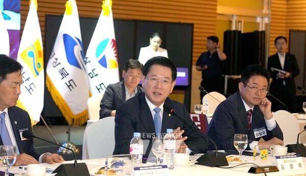 김영록 전라남도지사가 30일 서울 여의도 한국경제인협회 FKI타워에서 열린 ‘영·호남 시·도지사-국회의원 간담회’에서 참석자들과 기념촬영을 하고 있다.(영·호남 시·도지사-국회의원 상생협력 회의 4)김영록 전라남도지사가 30일 서울 여의도 한국경제인협회 FKI타워에서 열린 ‘영·호남 시·도지사-국회의원 간담회’에서 인사말을 하고 있다.