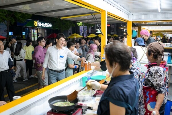 지난 27일 노관규 순천시장이 2024 순천 푸드앤아트페스티벌 축제장에서 시민들과 함께 하고 있다