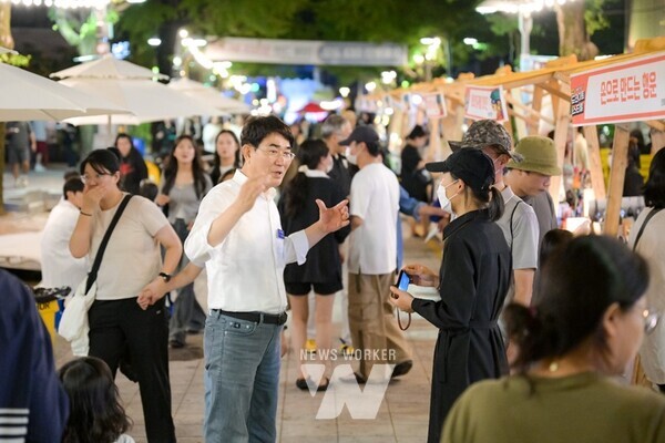 지난 27일 노관규 순천시장이 2024 순천 푸드앤아트페스티벌 축제장에서 시민들과 함께 하고 있다