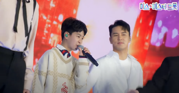 영탁, 이찬원, 장민호, 임영웅, 김희재는 항상 정동원을 중앙에 배치해 삼촌 사랑을 보여줬다. [사진=미스 앤 미스터 트롯]