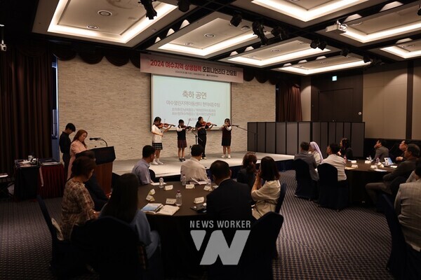 여수광양항만공사(사장 박성현, YGPA)는 여수 라마다호텔에서 ‘여수지역 상생협력 오피니언 리더 간담회’를 성황리에 개최했다 (축하공연)