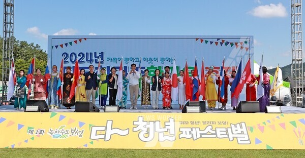 28일 보성 공설운동장에서 ‘다문화가족 한마음 축제’ 개최를 알리는 16개국 국기 퍼레이드가 진행되고 있다
