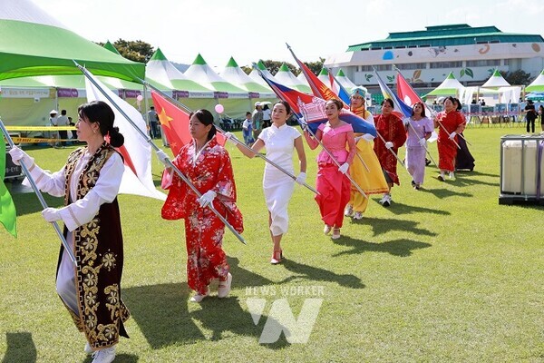 28일 보성 공설운동장에서 ‘다문화가족 한마음 축제’ 개최를 알리는 16개국 국기 퍼레이드가 진행되고 있다