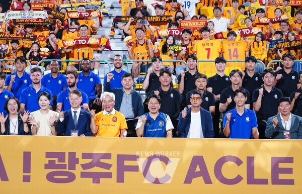 강기정 광주광역시장이 지난 5일 오후 광주 서구 광주축구전용구장에서 열린 2024 광주FC 아시아챔피언스리그(ACLE) 출정식에 참석해 이정효 감독, 선수단과 함께 선전을 기원하고 있다. /광주광역시 제공