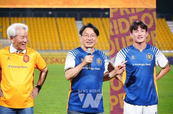 강기정 광주광역시장이 지난 5일 오후 광주 서구 광주축구전용구장에서 열린 2024 광주FC 아시아챔피언스리그(ACLE) 출정식에 참석해 이정효 감독, 선수단과 함께 선전을 기원하고 있다. /광주광역시 제공