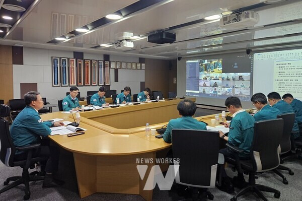 주영일 수자원관리이사가 30일 오전 공사 재난안전상황실에서 제18호 태풍 대비 주요 대책을 점검하고 있다