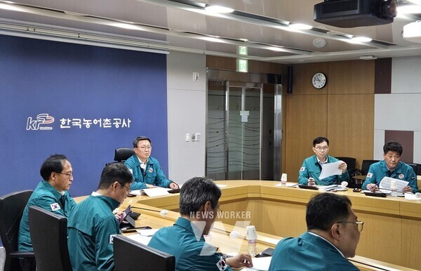 주영일 수자원관리이사가 30일 오전 공사 재난안전상황실에서 제18호 태풍 대비 주요 대책을 점검하고 있다