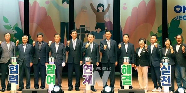 김영록 전라남도지사가 30일 장성문화예술회관에서 열린 ‘제25회 사회복지의 날 기념식’에 참석해 참석자들과 기념촬영을 하고 있다