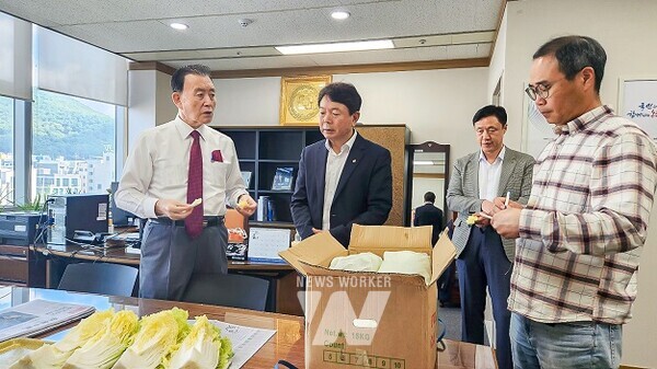 한국농수산식품유통공사 홍문표 사장(왼쪽 1번째)