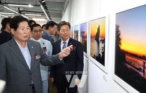 공영민 고흥군수가 지난 29일 남양면 회정미술관에서 열린 ‘제10회 고흥전국사진공모전’ 에서 작품들을 둘러보고 있다