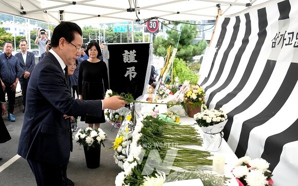 김영록 전라남도지사가 1일 오후 순천 도심 길거리서 안타깝게 희생된 10대 학생의 추모 공간이 마련된 조례동 분향소를 찾아 고인의 넋을 기리고 있다.