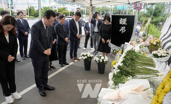 김영록 전라남도지사가 1일 오후 순천 도심 길거리서 안타깝게 희생된 10대 학생의 추모 공간이 마련된 조례동 분향소를 찾아 고인의 넋을 기리고 있다.