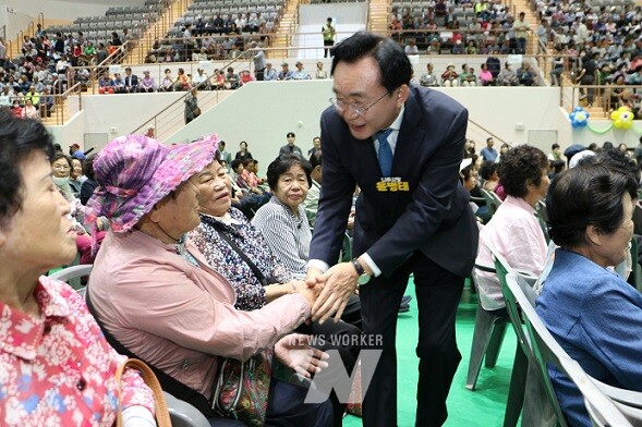 전라남도 나주시는 대한노인회 나주시지회(지회장 서정윤)와 함께 지난 30일 나주시 종합 스포츠파크에서 ‘제28회 노인의 날’ 행사를 개최했다. (사진제공-나주시)