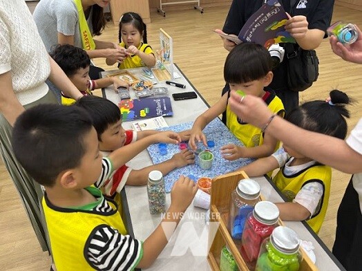 플라스틱정류장과 함께한 업사이클링 체험에 참여한 공동 직장어린이집 원생