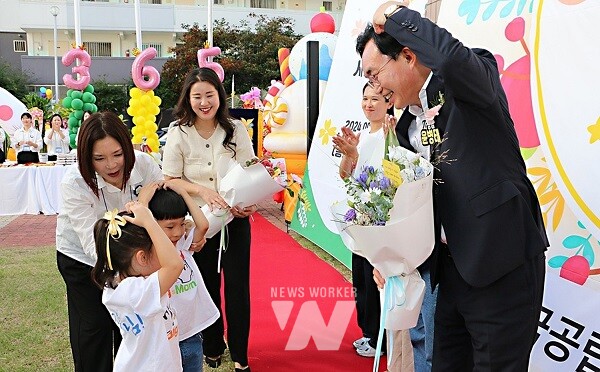 윤병태 나주시장이 365일 시간제 보육실 3호점(송월동 궁전어린이집) 개원식에 참석해 원아들과 하트 인사를 하고 있다. (사진제공-나주시)