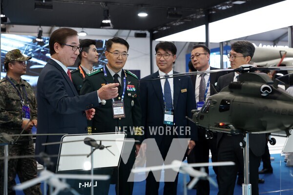 KAI 강구영 사장이 부스를 방문한 내빈에게 직접 설명을 진행중이다.(정진팔 육군교육사령관)