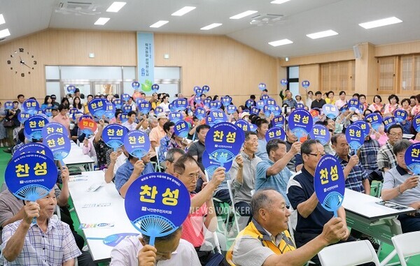 지난 8월 낙안면 주민총회에서 2025년 마을계획안 찬반투표를 하고 있다