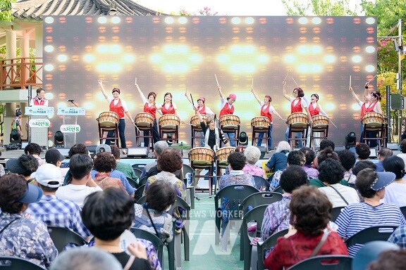 지난 9월 덕연동 주민총회(덕연동 주민자치회 난타팀의 축하공연)