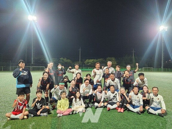 9월 30일 나주종합스포츠파크 보조구장에서 진행된 여성 축구단 연습 경기에 윤병태 나주시장이 참석한 모습. (사진제공-나주시)