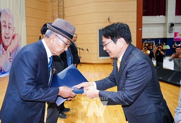 강기정 광주광역시장이 2일 오전 남구 다목적체육관에서 열린 '제28회 노인의 날 기념식'에 참석해 유공자 표창을 하고 있다./광주광역시 제공