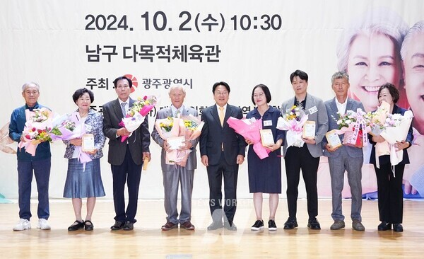 강기정 광주광역시장이 2일 오전 남구 다목적체육관에서 열린 '제28회 노인의 날 기념식'에 참석해 유공자 표창을 한 뒤 기념촬영을 하고 있다./광주광역시 제공