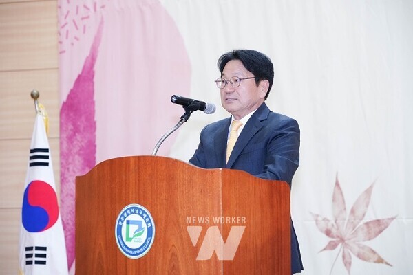 강기정 광주광역시장이 2일 오전 남구 다목적체육관에서 열린 '제28회 노인의 날 기념식'에 참석해 기념사를 하고 있다./광주광역시 제공