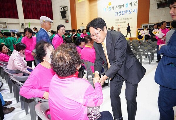 강기정 광주광역시장이 2일 오전 남구 다목적체육관에서 열린 '제28회 노인의 날 기념식'에 참석해 어르신들을 격려하고 있다./광주광역시 제공