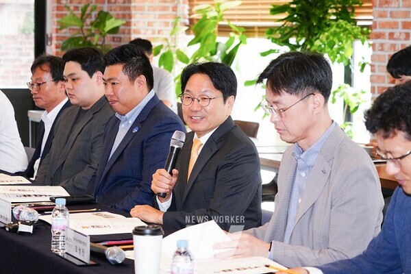 강기정 광주광역시장이 2일 오전 동구 광주AI창업캠프에서 열린 AI창업캠프 현장 간담회를 갖고 입주기업들과 광주 인공지능 산업 생태계 활성화를 위해 의견을 나누고 있다./광주광역시 제공