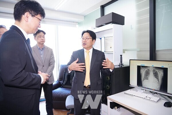 강기정 광주광역시장이 2일 오전 동구 광주AI창업캠프에서 열린 현장 간담회에 앞서 캠프 내 입주기업을 둘러보고 있다./광주광역시 제공