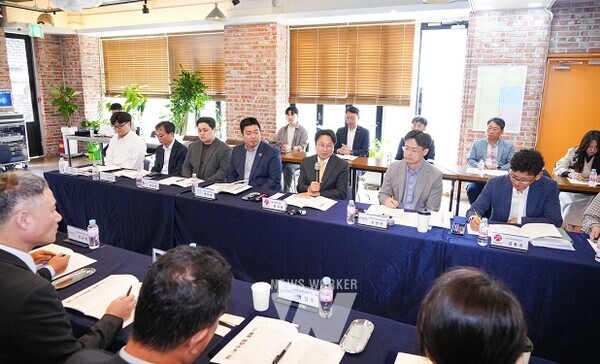 강기정 광주광역시장이 2일 오전 동구 광주AI창업캠프에서 열린 AI창업캠프 현장 간담회를 갖고 입주기업들과 광주 인공지능 산업 생태계 활성화를 위해 의견을 나누고 있다./광주광역시 제공