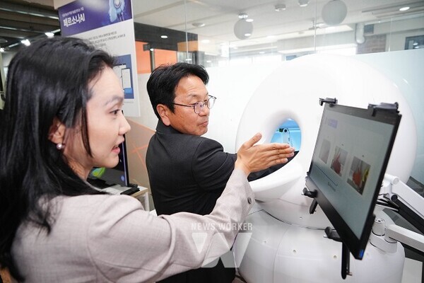 강기정 광주광역시장이 2일 오전 동구 광주AI창업캠프에서 열린 현장 간담회에 앞서 캠프 내 입주기업을 둘러보고 있다./광주광역시 제공