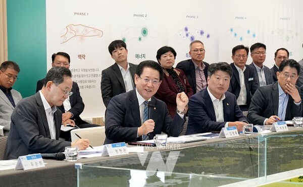 김영록 전라남도지사가 2일 해남 솔라시도 기업도시 조성 현장을 방문해 관계자로부터 기업도시 지구별 주요 개발사업 및 기업 투자유치 추진현황을 청취하고 있다.