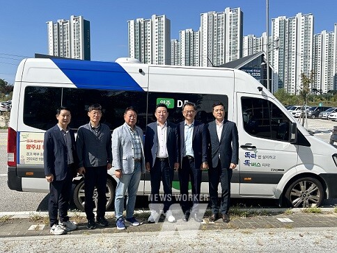 경기교통공사 관계자로부터 ‘똑버스’를 포함한 경기도 대중교통 시스템 전반에 대한 브리핑을 듣고, 직접 시승하는 시간을 가졌다.